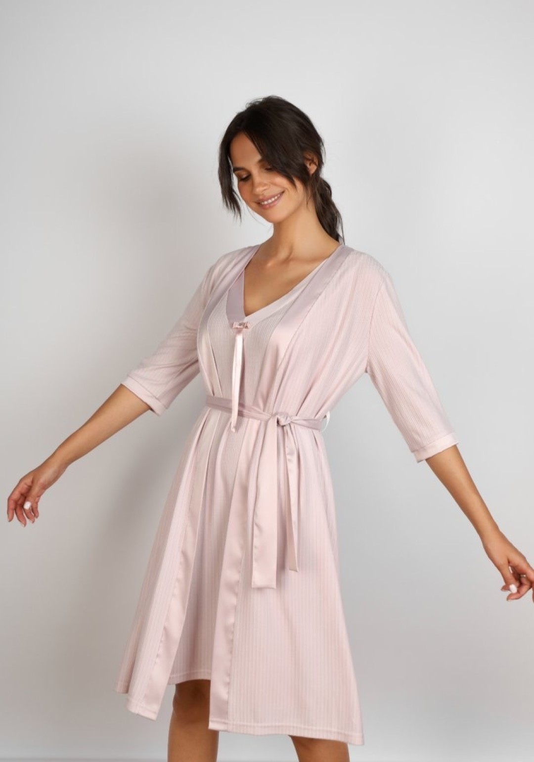 Халат, 3000 рублей. Сорочка, 2400 рублей.