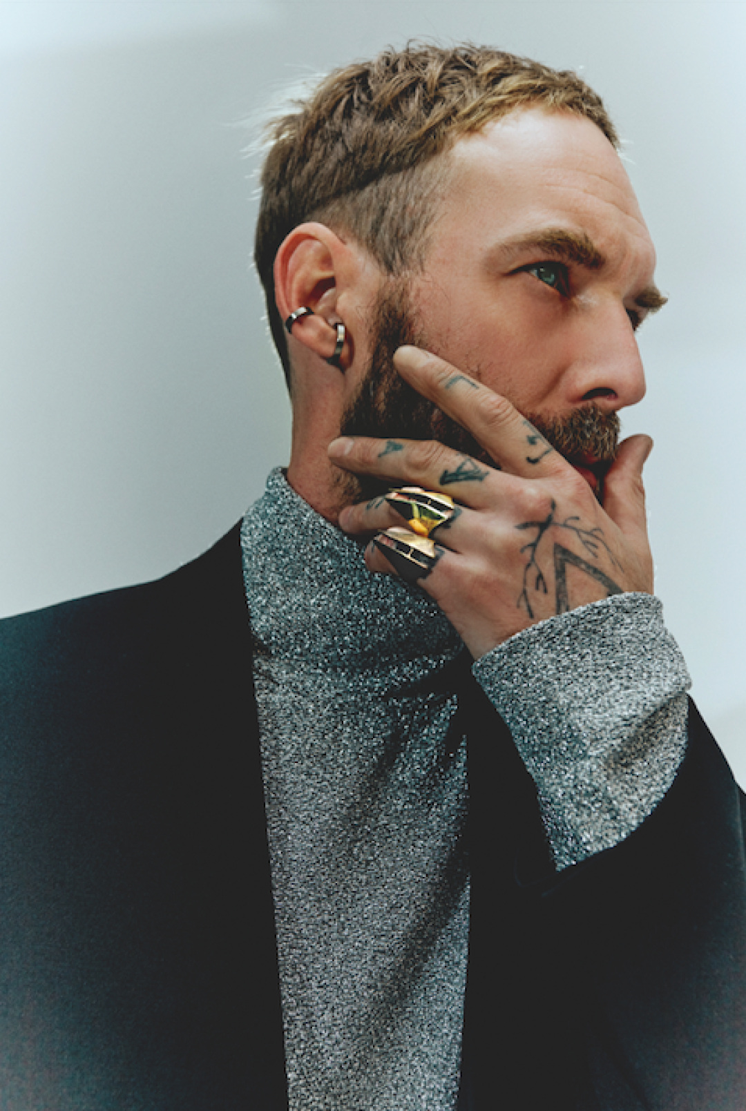 Пиджак Jil Sander, водолазка Alyx (Babochka Concept Store, Nevsky 152), кольца и каффы 22.77.jewelry