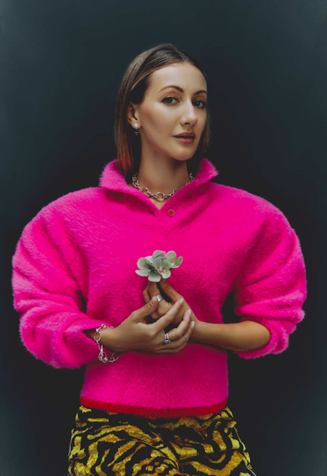 Свитер Jacquemus, брюки The Attico (Babochka Concept Store, Nevsky 152), серьги, колье, браслет и кольца Ekaterina Tolstaya