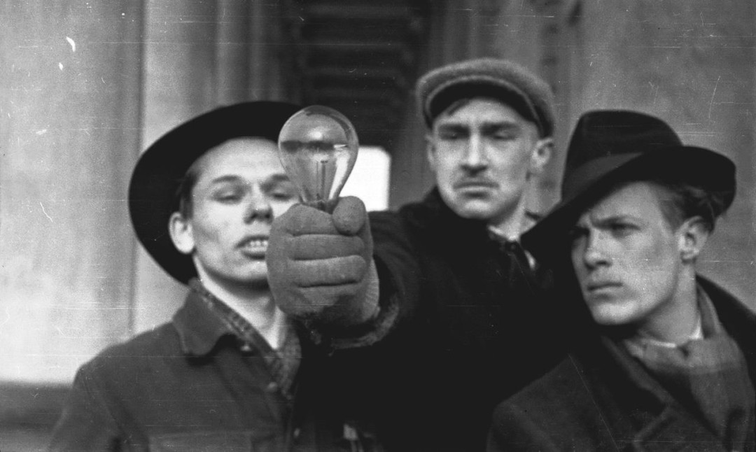 Перформанс «Даёшь электрификацию!». Рид Грачёв, Михаил Красильников, Эдуард Кондратов. Ленинград, середина 1950-х. Из архива Льва Лосева.