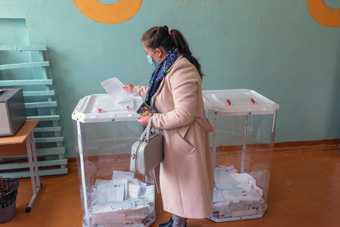Женщина на выборах фото. Выборы Башкортостан. Выборы в Башкирии 2023. Женщина на голосовании.