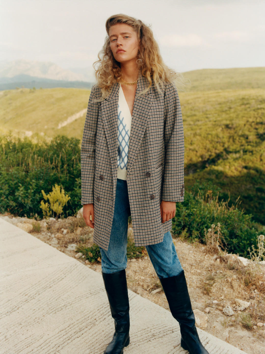 На модели: пиджак (3999 руб.), джинсы (2499 руб.), ожерелье (899 руб.)