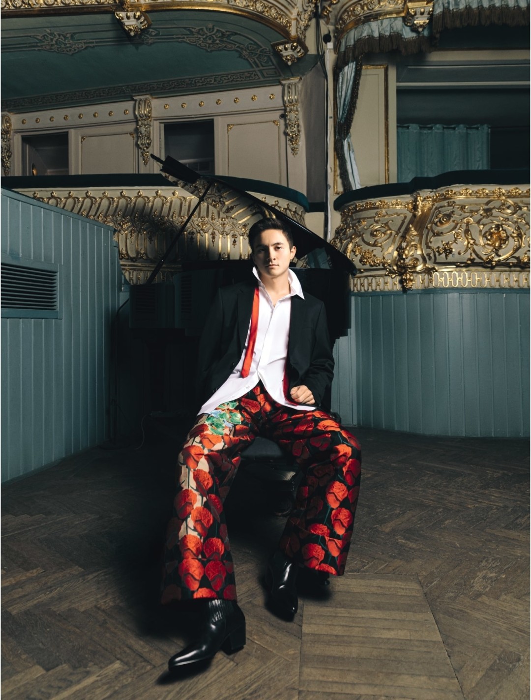 Пиджак Bottega Veneta, рубашка Brioni (ДЛТ), брюки OLA OLA, казаки Maje