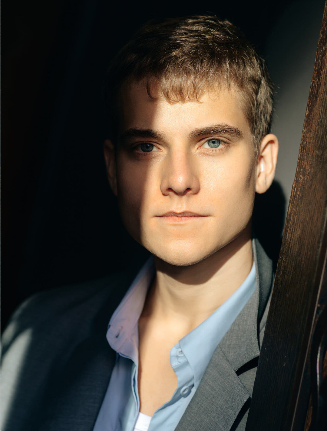 Рубашка Boss, майка Dolce & Gabbana (все — ДЛТ), пиджак House of Leo