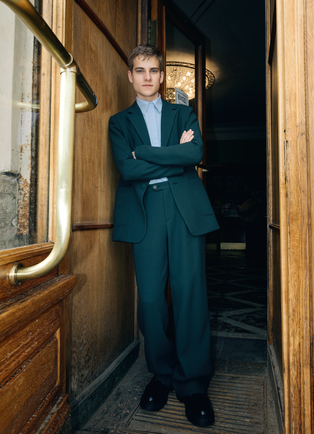 Рубашка Boss, ботинки Gucci (все — ДЛТ), пиджак и брюки House of Leo