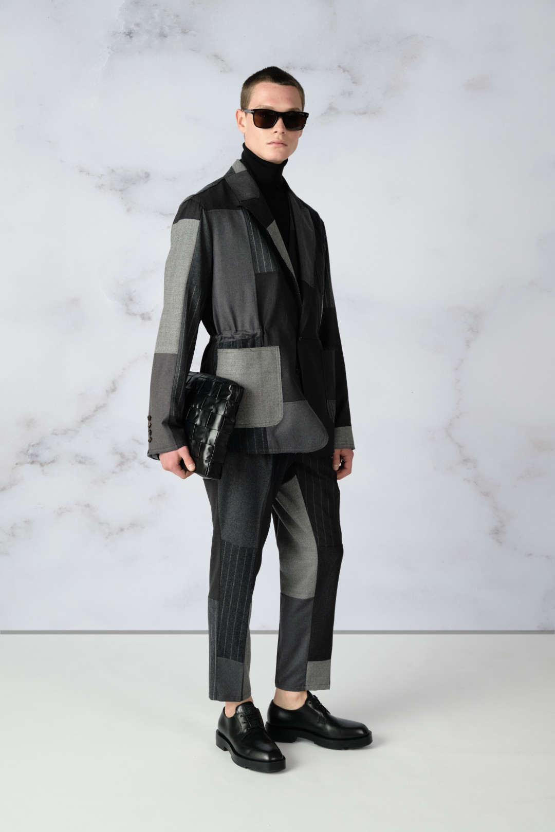 ОЧКИ TOM FORD 24 900 РУБ., ПИДЖАК DOLCE & GABBANA 167 000 РУБ., БРЮКИ DOLCE & GABBANA 109 500 РУБ., ЖИЛЕТ DOLCE & GABBANA 76 000 РУБ., ПУЛОВЕР TOM