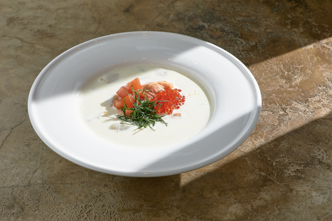 Уха «Лохикейтто» на сливках с красной икрой