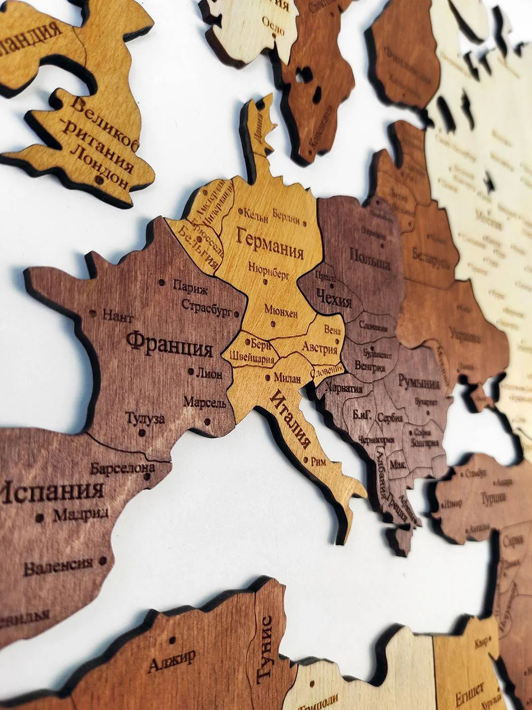 Настенная деревянная карта мира с гравировкой. 2990 руб.