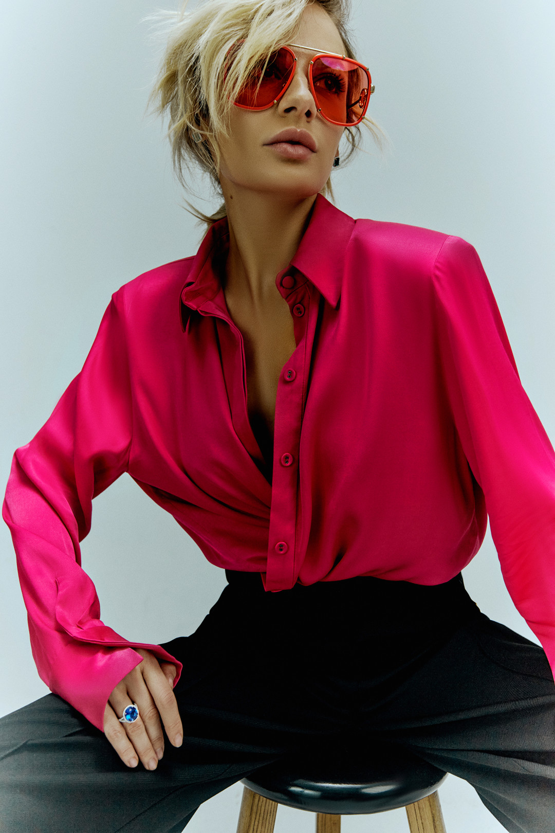 Очки Versace (ДЛТ), серьги Parure Atelier, кольцо, рубашка и брюки Autentiments