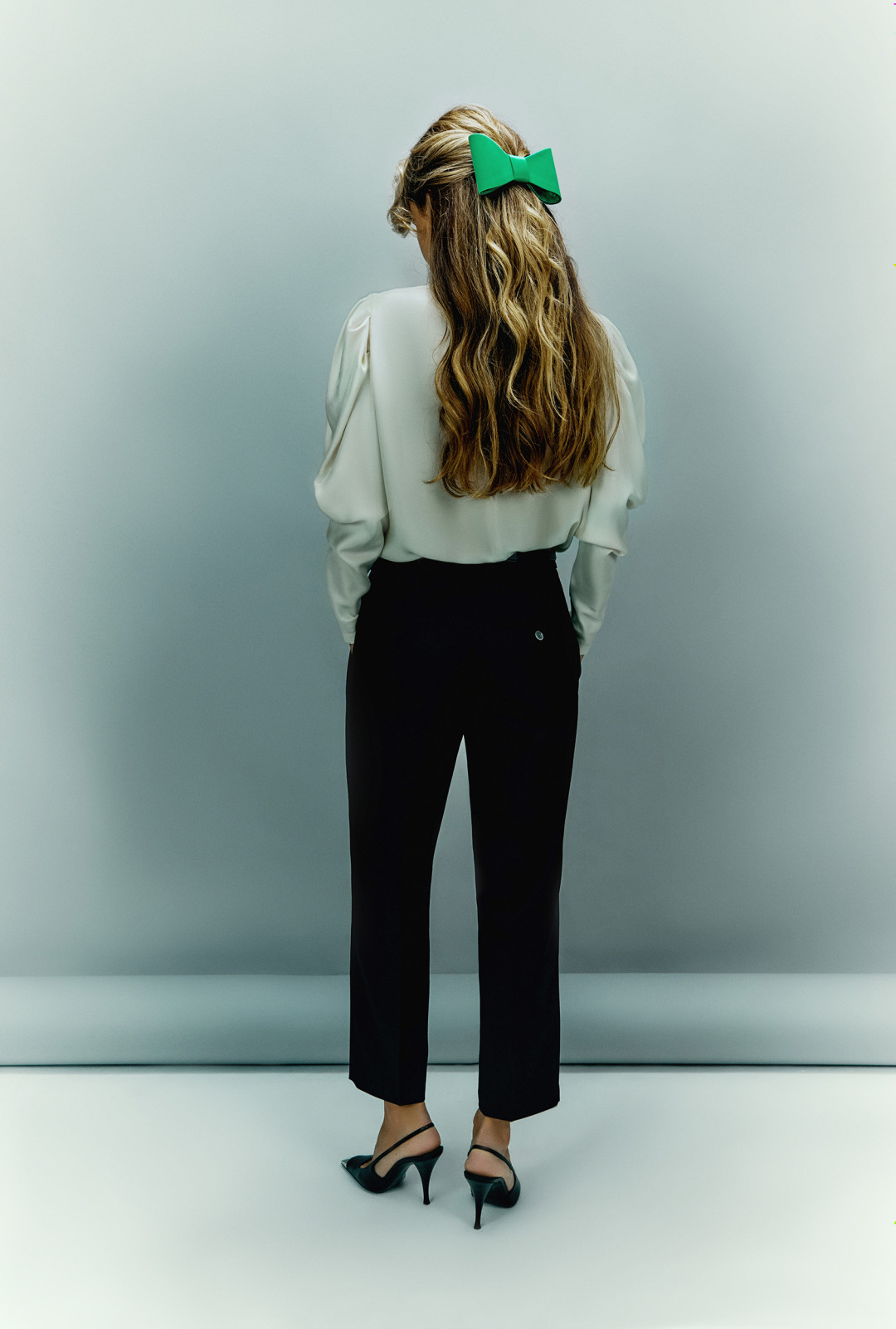 Бант Panfil, туфли Saint Laurent (все — ДЛТ), блузка и брюки Atelier 19