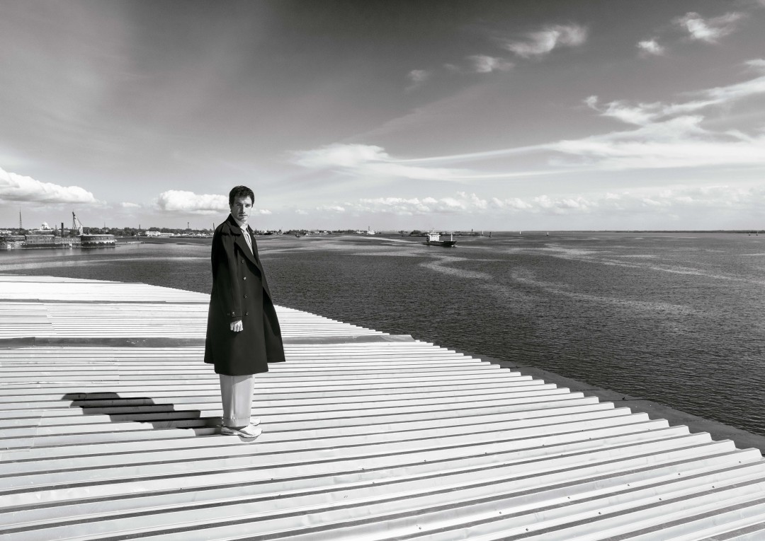 Тренч Bottega Veneta, сорочка Brunello Cucinelli, брюки Giorgio Armani, лоферы Silvano Sassetti (все — ДЛТ)