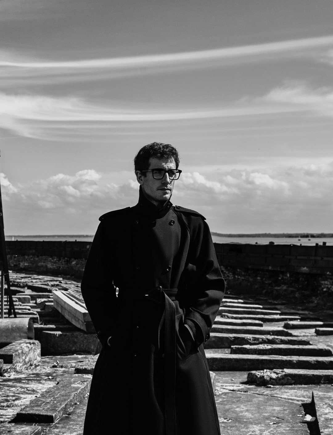 Плащ Bottega Veneta, оправа Tom Ford (все — ДЛТ) Розанов сделал портрет Кирилла на форте «Александр I», также известном как Чумной: с 1899 по 1917 год