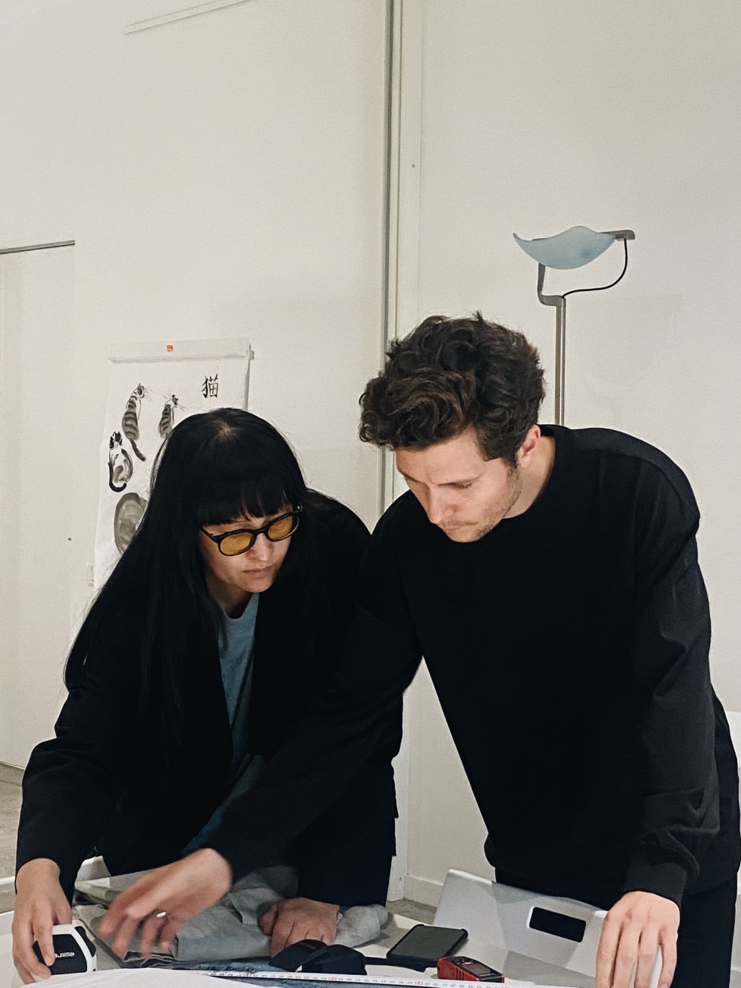 Натали Тимирова во время подготовки к выставке