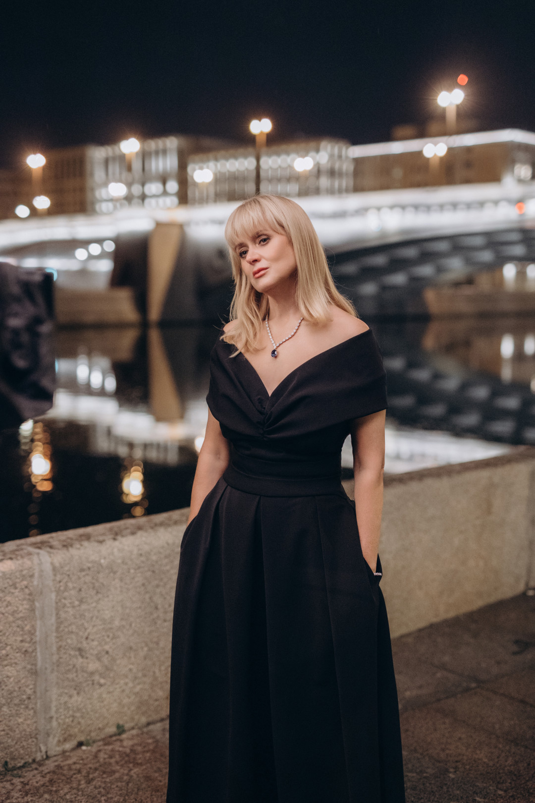 Анна Михалкова в колье Mercury с сапфиром и бриллиантами, серьгах и с кольцом из коллекции Classic с бриллиантами