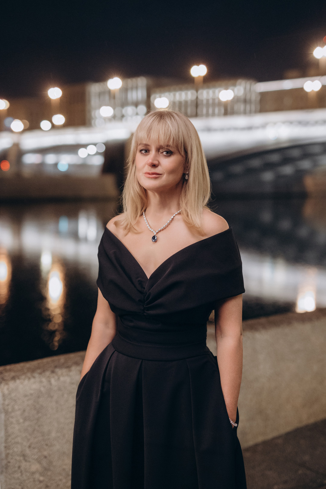 Анна Михалкова в колье Mercury с сапфиром и бриллиантами, серьгах и с кольцом из коллекции Classic с бриллиантами