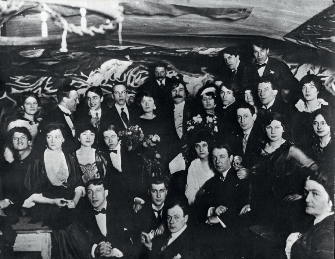 «Бродячая собака». 1914. (Альтман во втором ряду сверху — четвертый справа). Фото из собрания семьи Малаховских