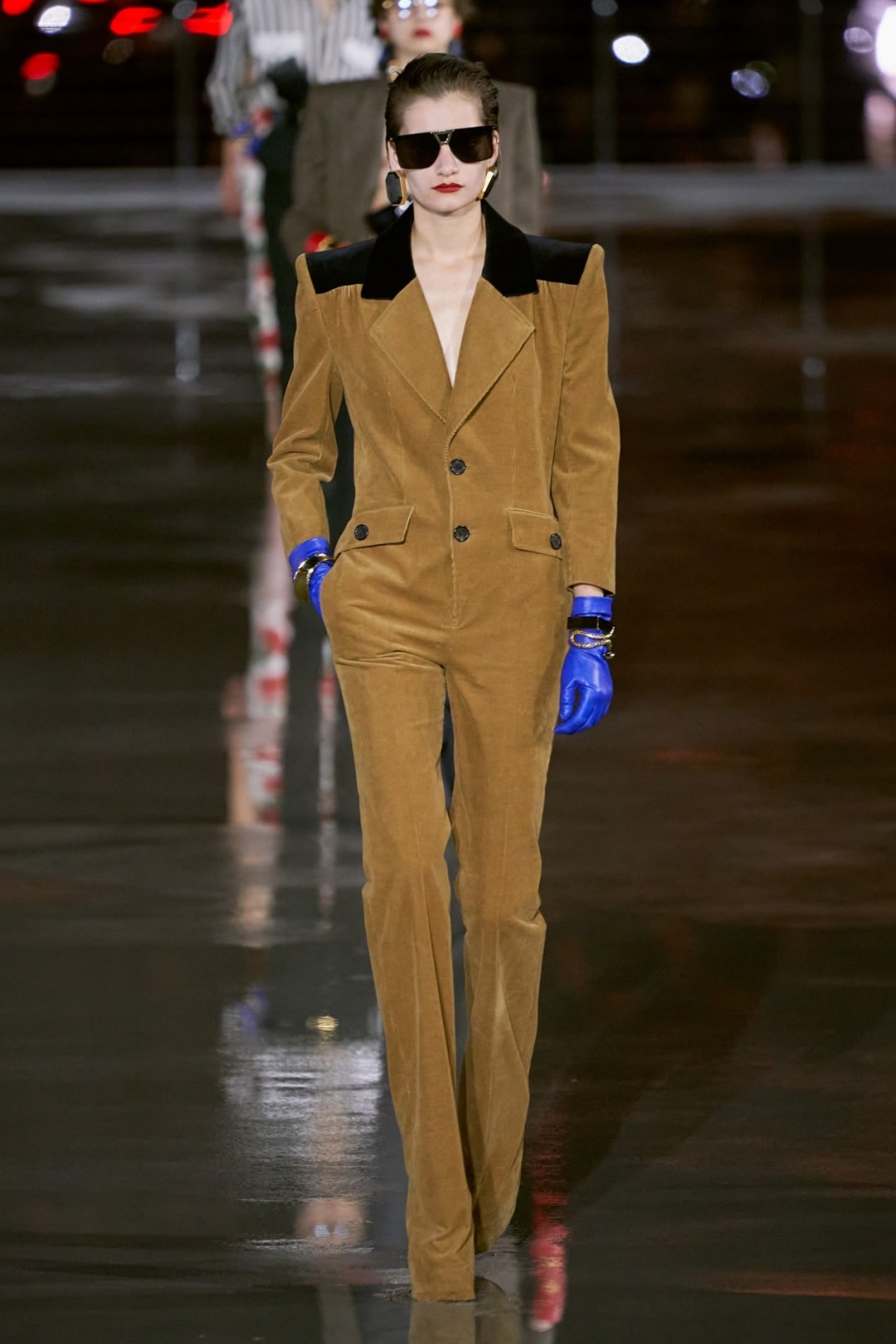 Алина Болотина на показе Saint Laurent