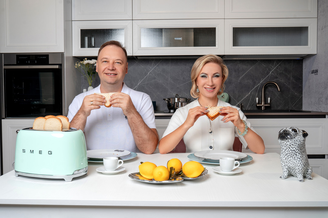 На Дмитрии: Поло KARL LAGERFELD На Светлане: Поло VINTAGE Серьги, браслет, цепочка «Ориона» Кухня MAGISTRA ARAN Стол DUKA Calligaris Тостер SMEG