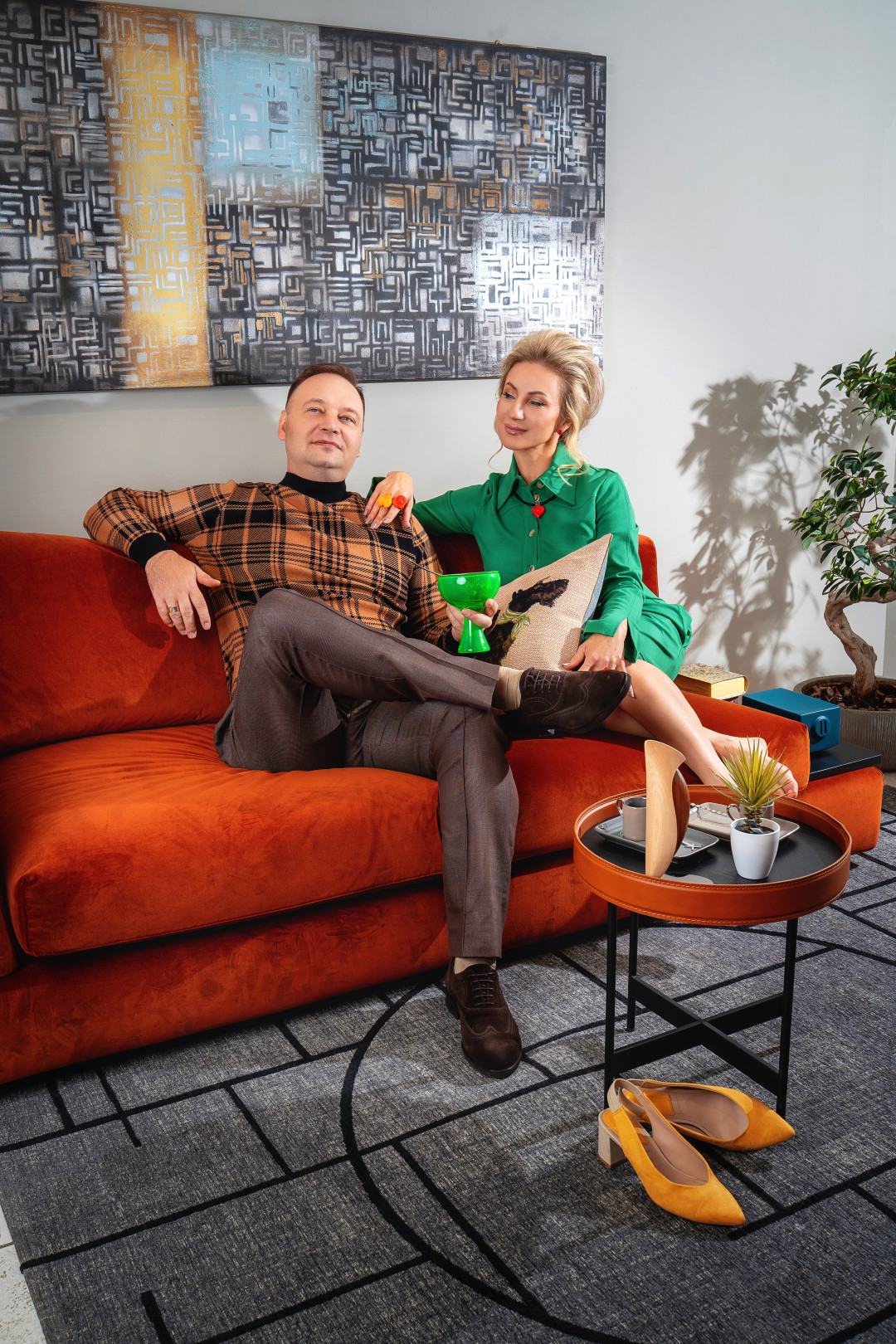 На Дмитрии: Водолазка, брюки, туфли KARL LAGERFELD На Светлане: Платье VINTAGE Серьги, чокер, кольца «Ориона» Диван LAYLA, столик, ковер, статуэтка