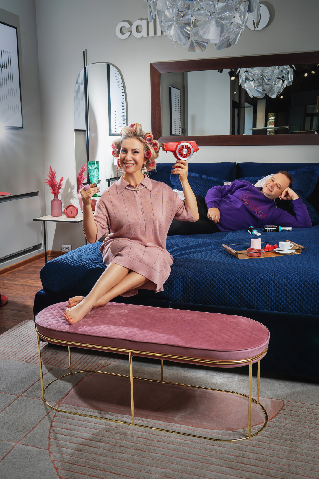 На Дмитрии: Свитшот, джоггеры KARL LAGERFELD На Светлане: Платье VINTAGE Серьги, чокер, кольцо «Ориона» Кровать MAGENTA CALLIGARIS ПУФ, ковер