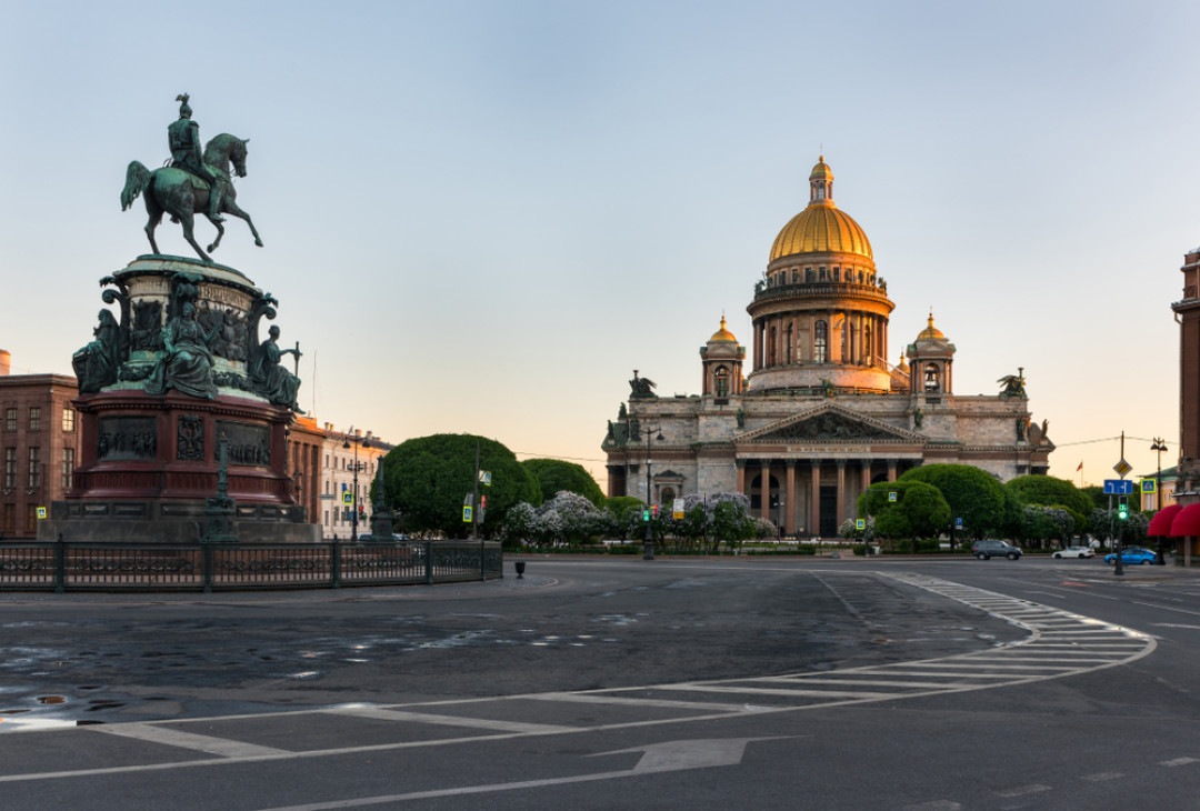 С памятника Николаю I на Исаакиевской площади снимают строительные леса.  Вот когда его откроют после реставрации | Sobaka.ru