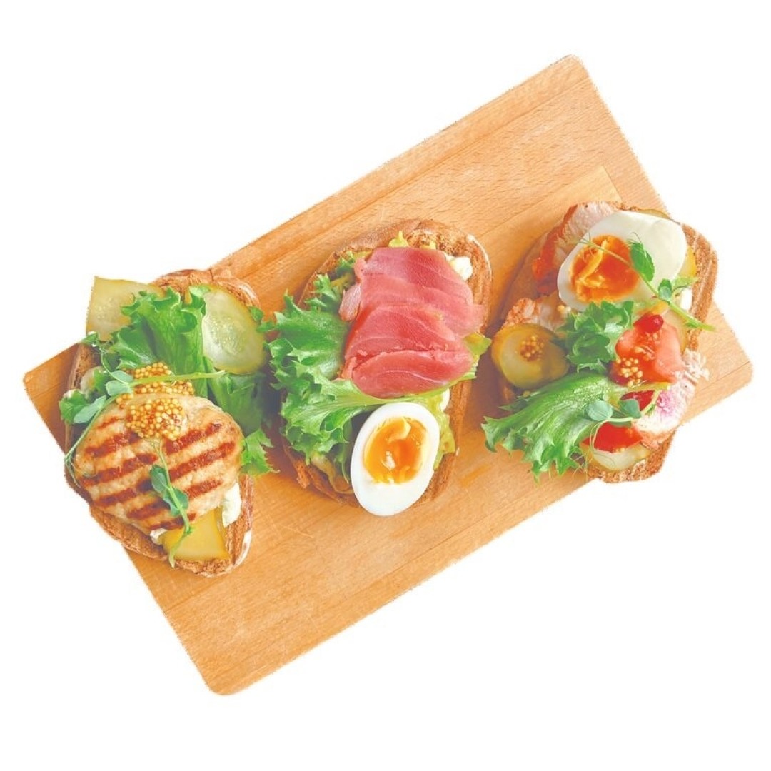 Бутерброд с котлетой, тост с тунцом и сморреброд с копченой индейкой в Mishka Bar