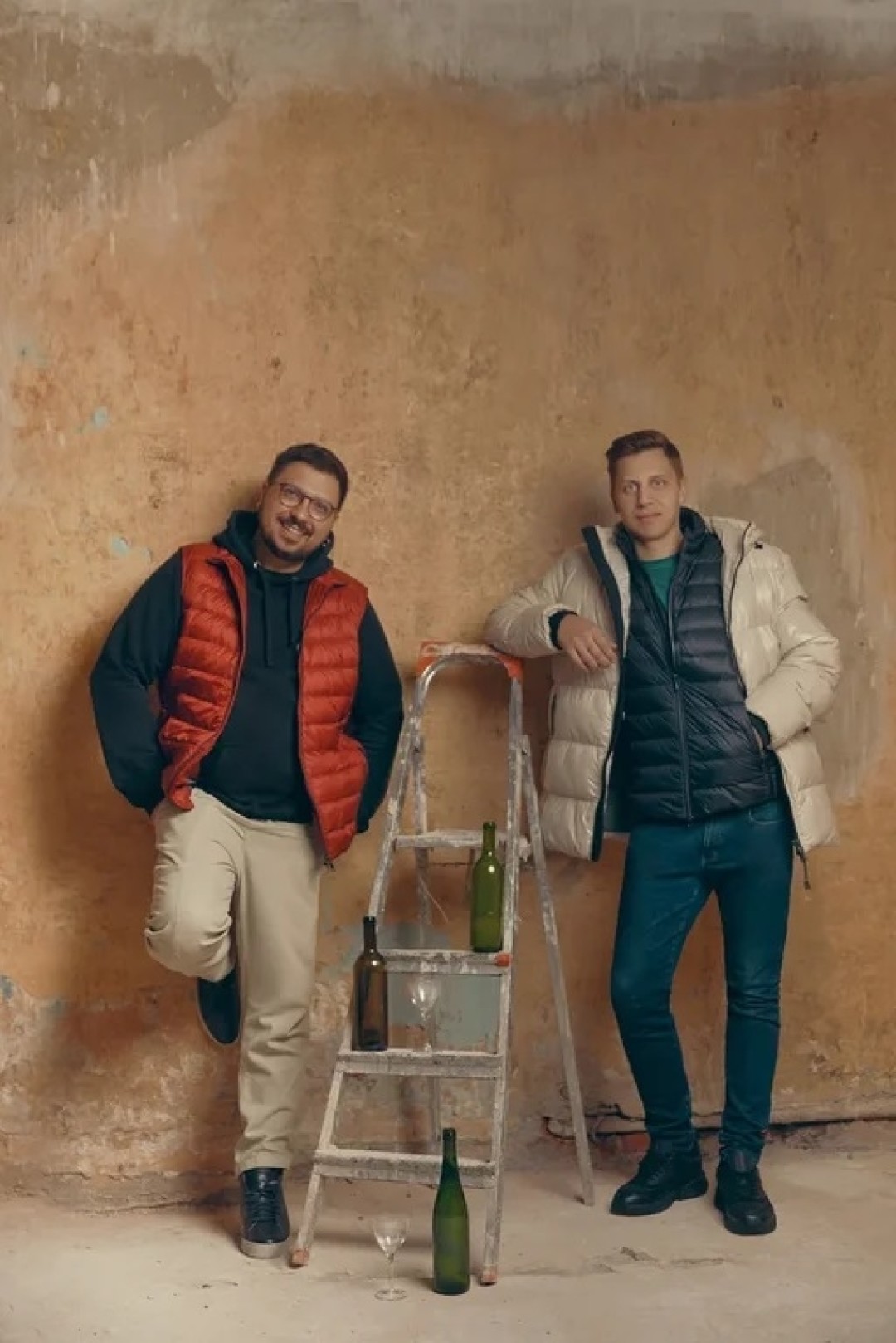 Михаил Падисов и Дмитрий Михеев На Дмитрии: жилетка, пуховик и кроссовки Geox. На Михаиле: жилетка и кеды Geox Фото: Данил Ярощук Стиль: Дарья Пашина