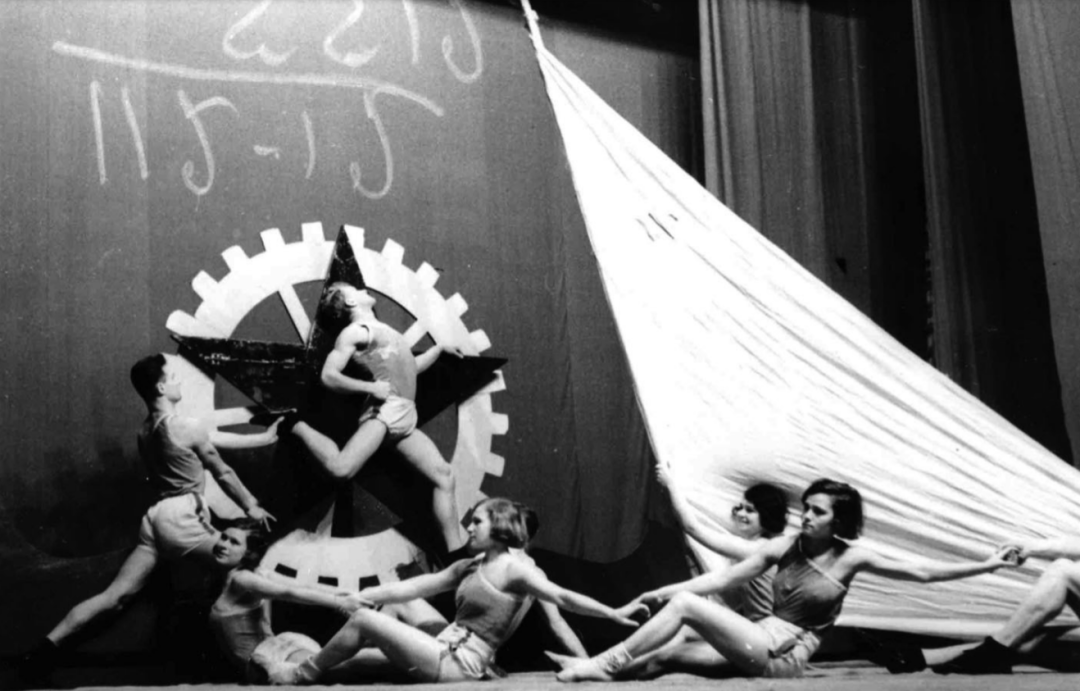 Физкультурный театр. Театрализованный показ одного из комплексов ГТО «Яхта». Фото: Мицкевич. 19 апреля 1935 г. ЦГАКФФД СПб