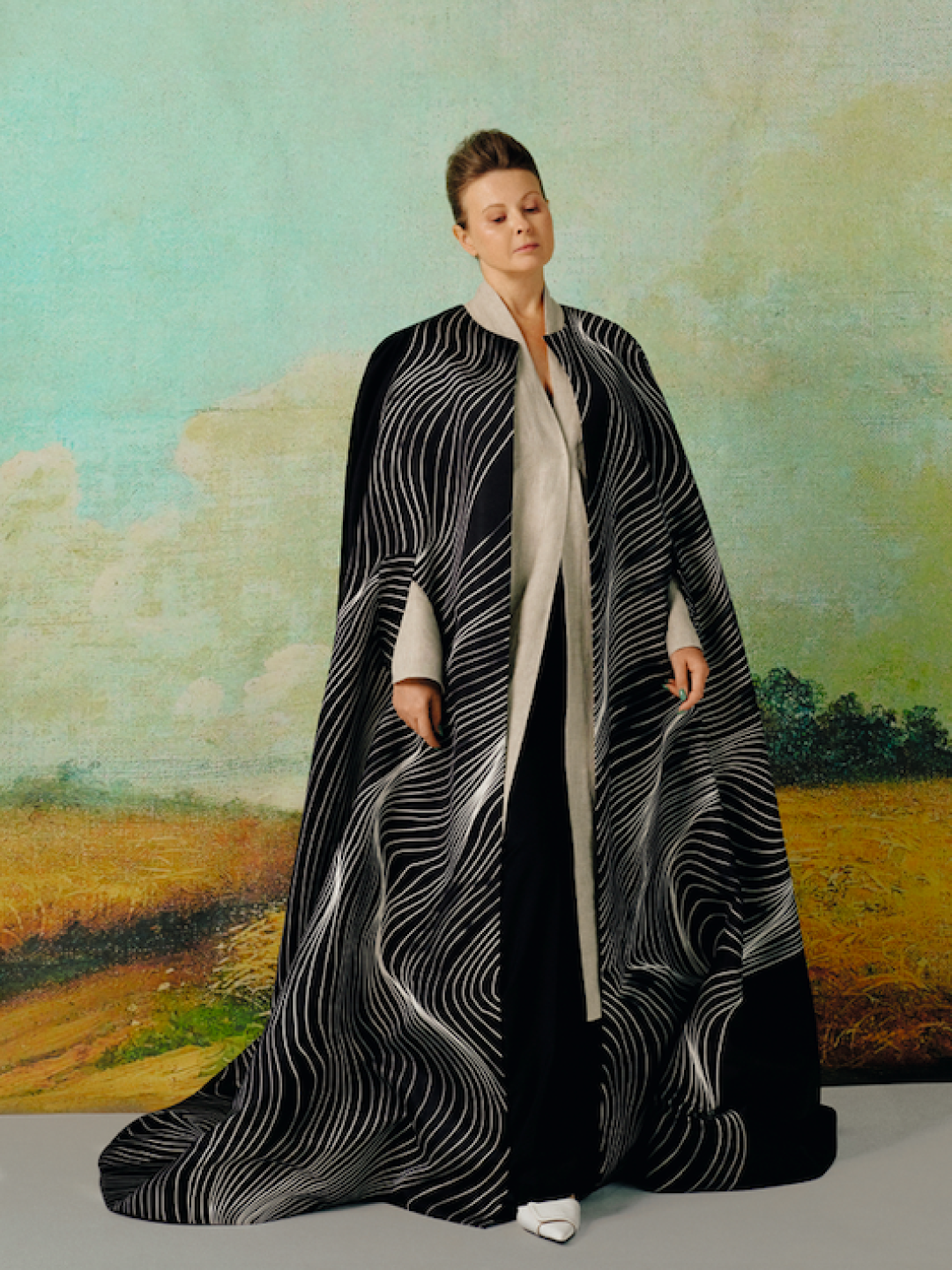 Брюки Versace (ДЛТ), кейп и туфли Viva Vox, рубашка «ЛюбЛён»