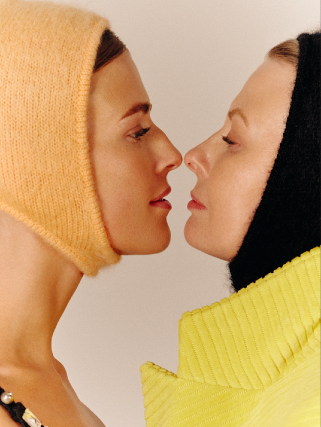 Софья Эрнст. На Софье: платье и балаклава Miu Miu На Исанне: балаклава Miu Miu, пальто Prada