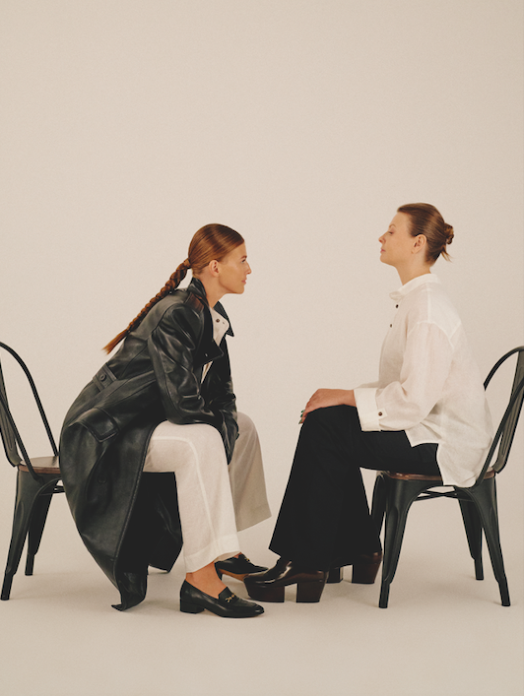 Софья Эрнст. На Софье: лоферы Gucci, плащ Viva Vox, брюки и рубашка «ЛюбЛён» На Исанне: брюки Versace (ДЛТ), ботинки Prada, рубашка «ЛюбЛён»