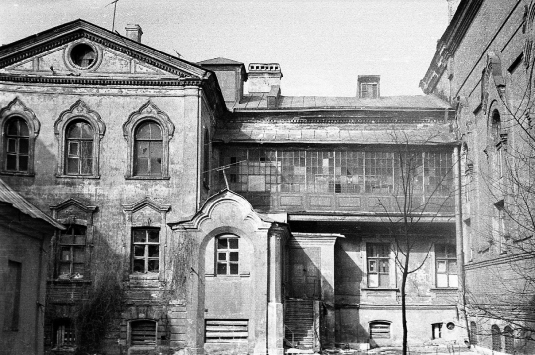 Двор здания на Фонтанке, 44. Фото: архитектор Д. И. Иткин.