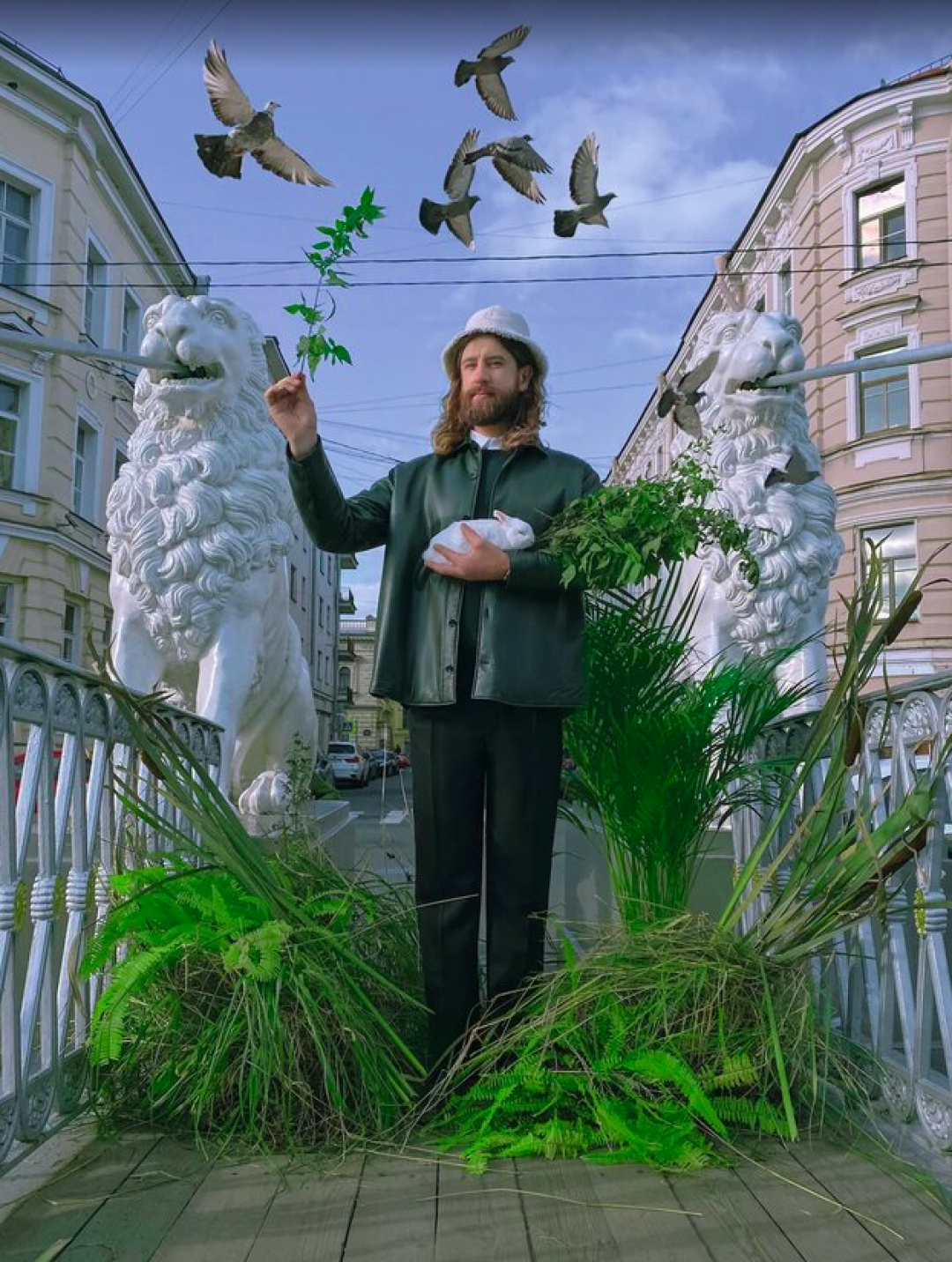 Рубашка Tom Ford, джемпер и куртка Bottega Veneta, брюки Saint Laurent, панама Yves Salomon (все — ДЛТ)