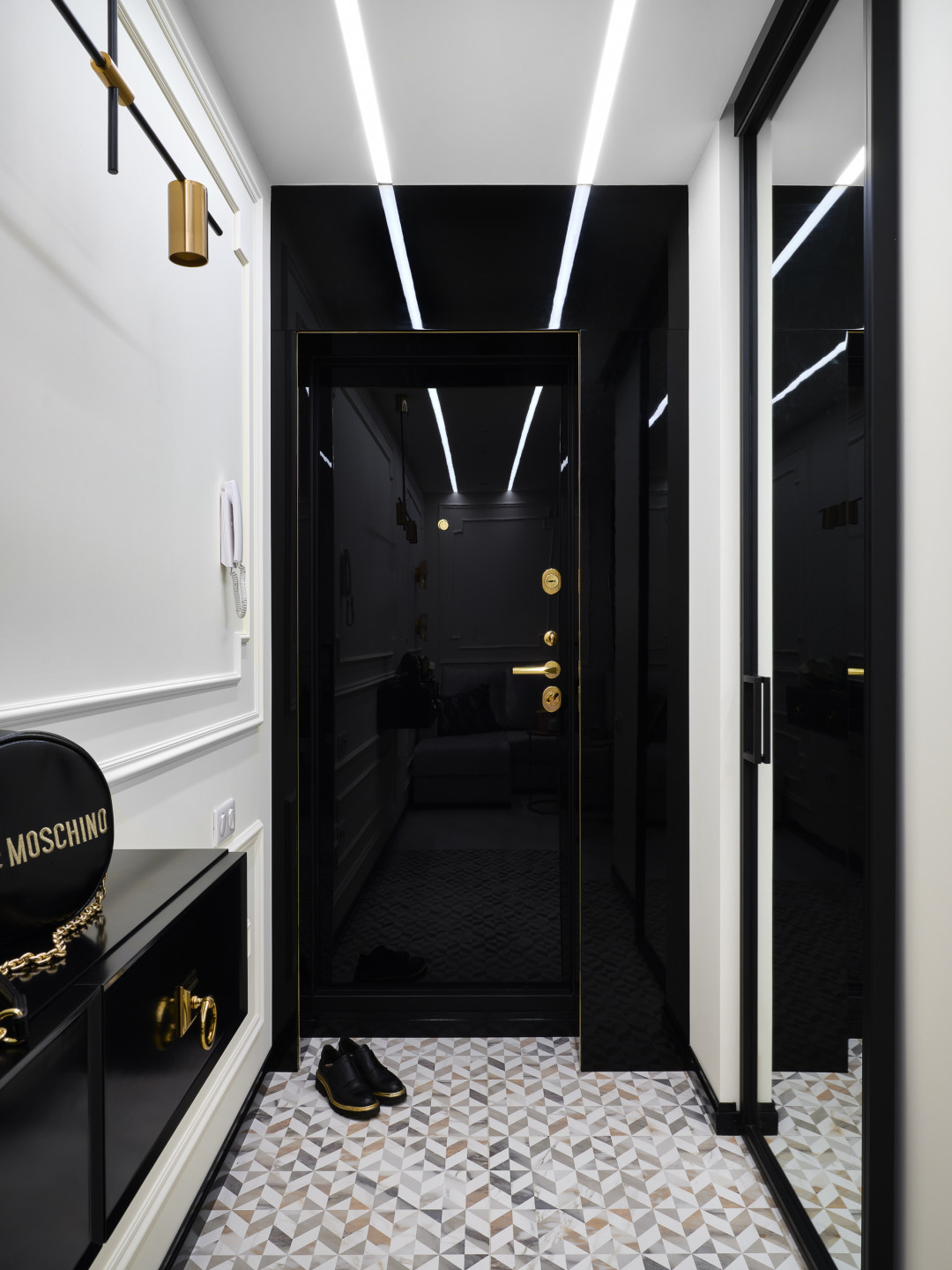 Черные глянцевые двери высотой 2,3 метра и входная дверь с панелью, повторяющей межкомнатную дверь, Estet