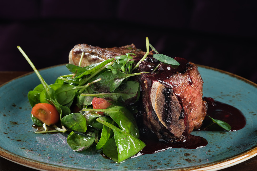 Говяжье ребро, приготовленное на костре с соусом из черной смородины