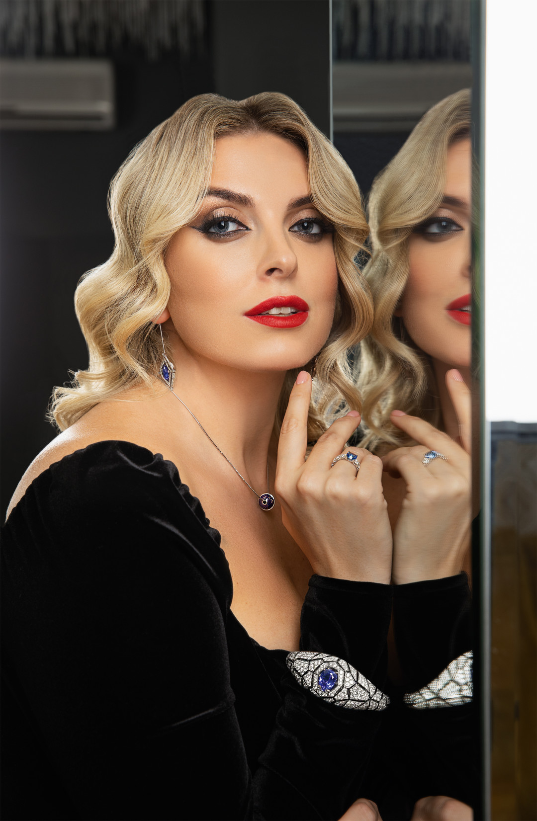 На Диане Габдуллиной: серьги «Куала-Лумпур», браслет «Вечерний Сингапур», танзаниты, бриллианты, белое золото; колье Jazz age, белое золото