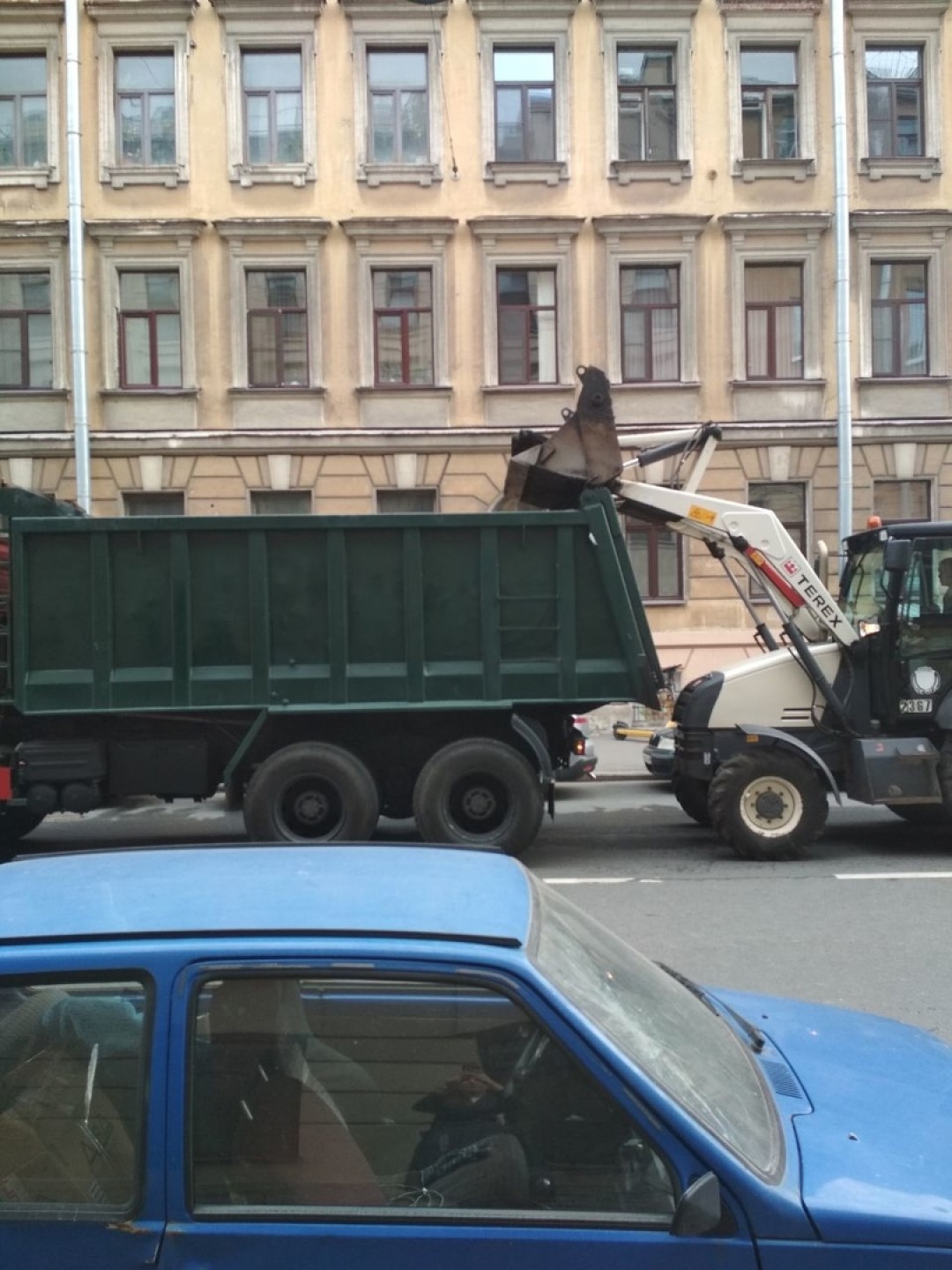 Коммунальщики вырезали из асфальта в Семенцах мозаичных удава и звезду. Они  прикрывали собой дыры | Sobaka.ru