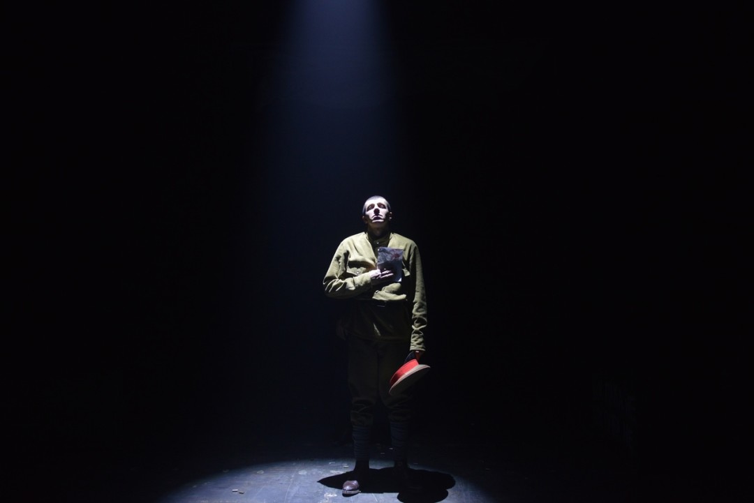 Первым череду спектаклей за пределами Челябинска открывает Верхнеуфалейский Театр «Вымысел». Зрители увидят фантастическую героическую комедию «Н.Ж.В