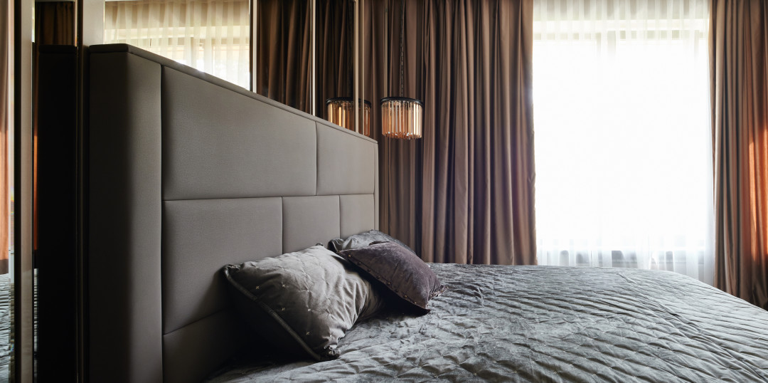 Строгость лаконичного бежевого оттенка немецкого атласа разбавлена мягкими подушками, что создает баланс уюта в минимализме, Tata Home