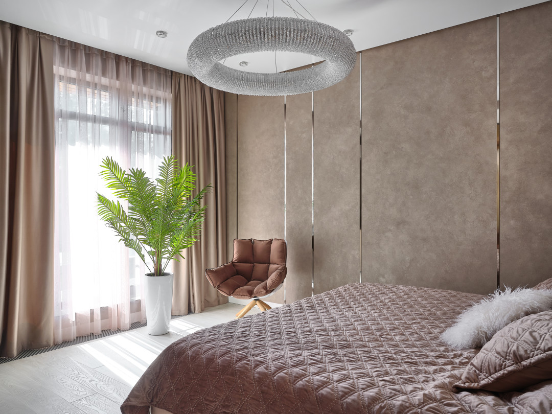 Текстиль с красивым теплым отливом, играющим в складках, подчеркивает сложные цвета декоративного покрытия Perlato, которое создает благородный эффект