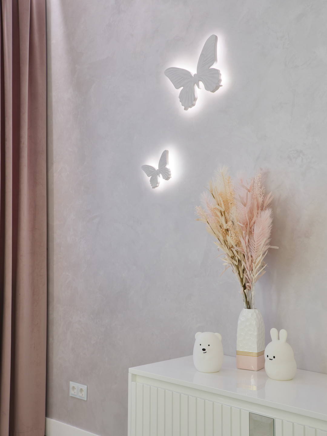 Легкий и ненавязчивый декор акцентирован декоративной штукатуркой с шелковым покрытием «Велюр», Factura