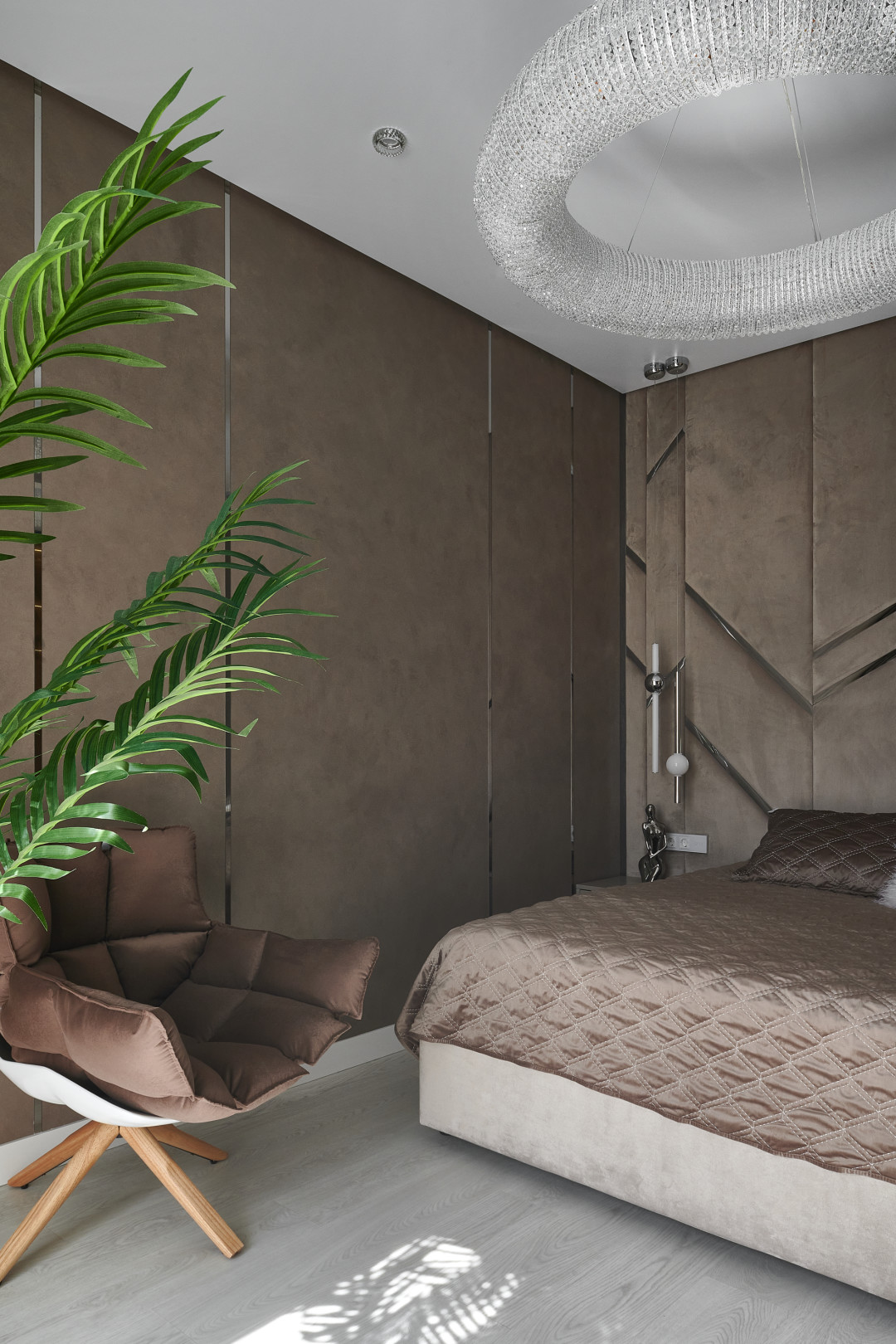 Легкий и ненавязчивый декор акцентирован декоративной штукатуркой с шелковым покрытием «Велюр», Factura