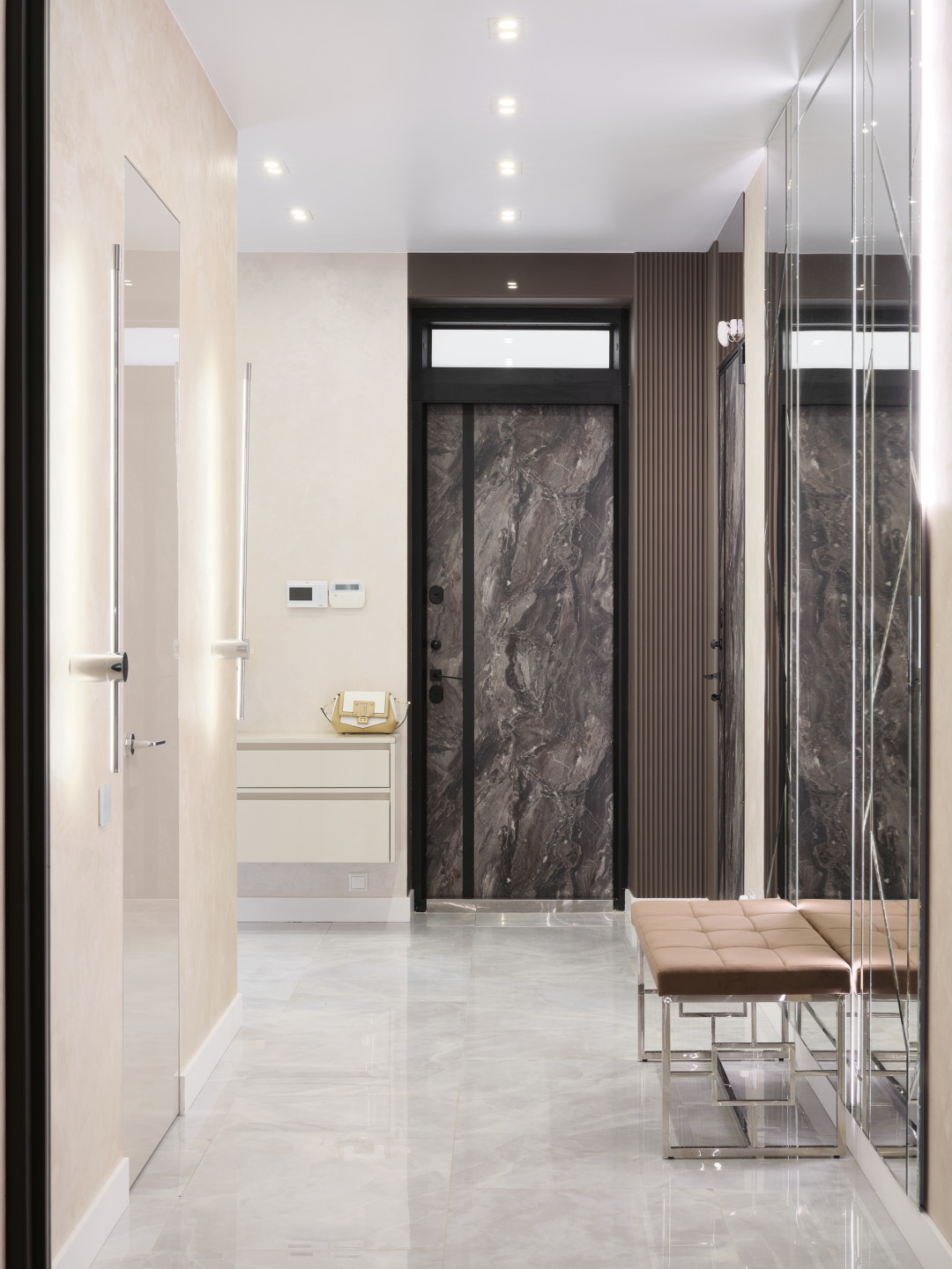 Мраморный принт входной двери — главный контраст светлого пространства, Portalle