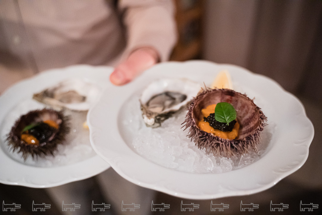 Черная икра Aram Mnatsakanov Selection и морской еж, устрица Черный Жемчуг