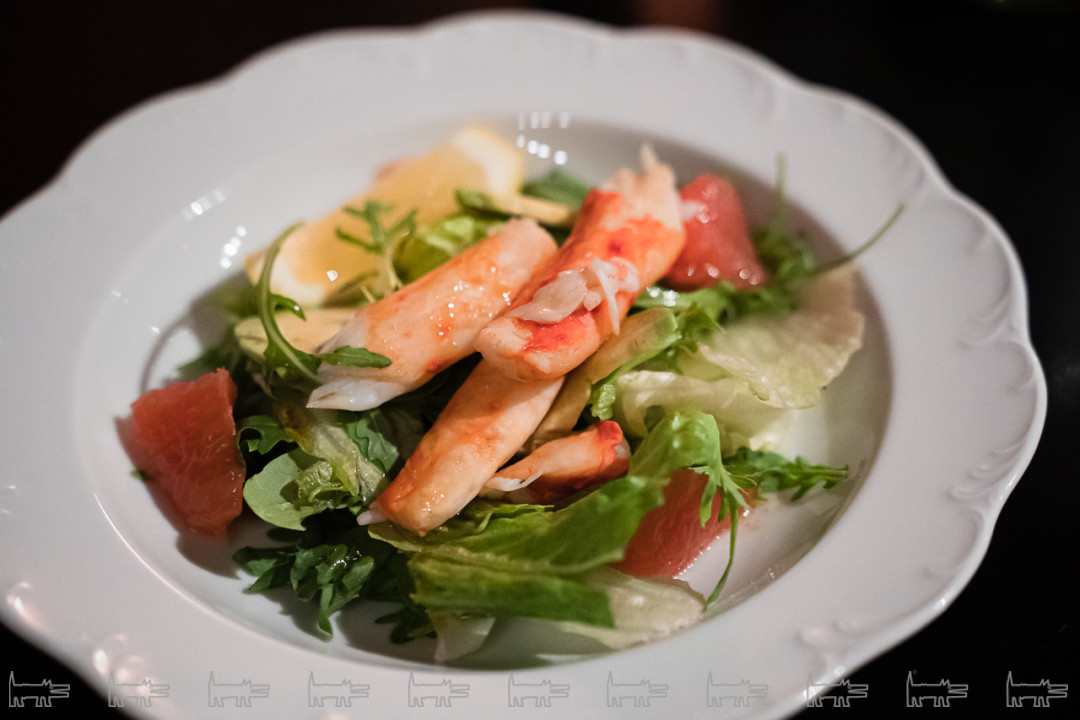 Салат с камчатским крабом, авокадо и грейпфрутом