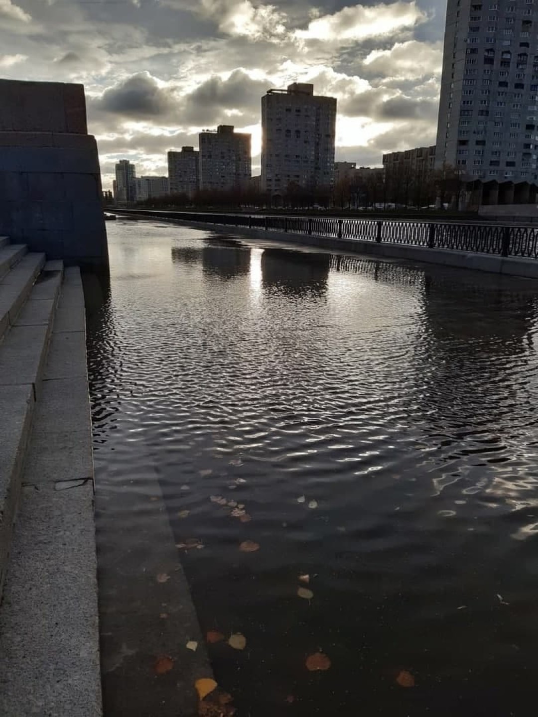 Питер затопило. Река Смоленка в Санкт-Петербурге. Река Смоленка в Санкт-Петербурге затопило. Речка Смоленка на Васильевском острове. Приморская Новосмоленская набережная потоп.