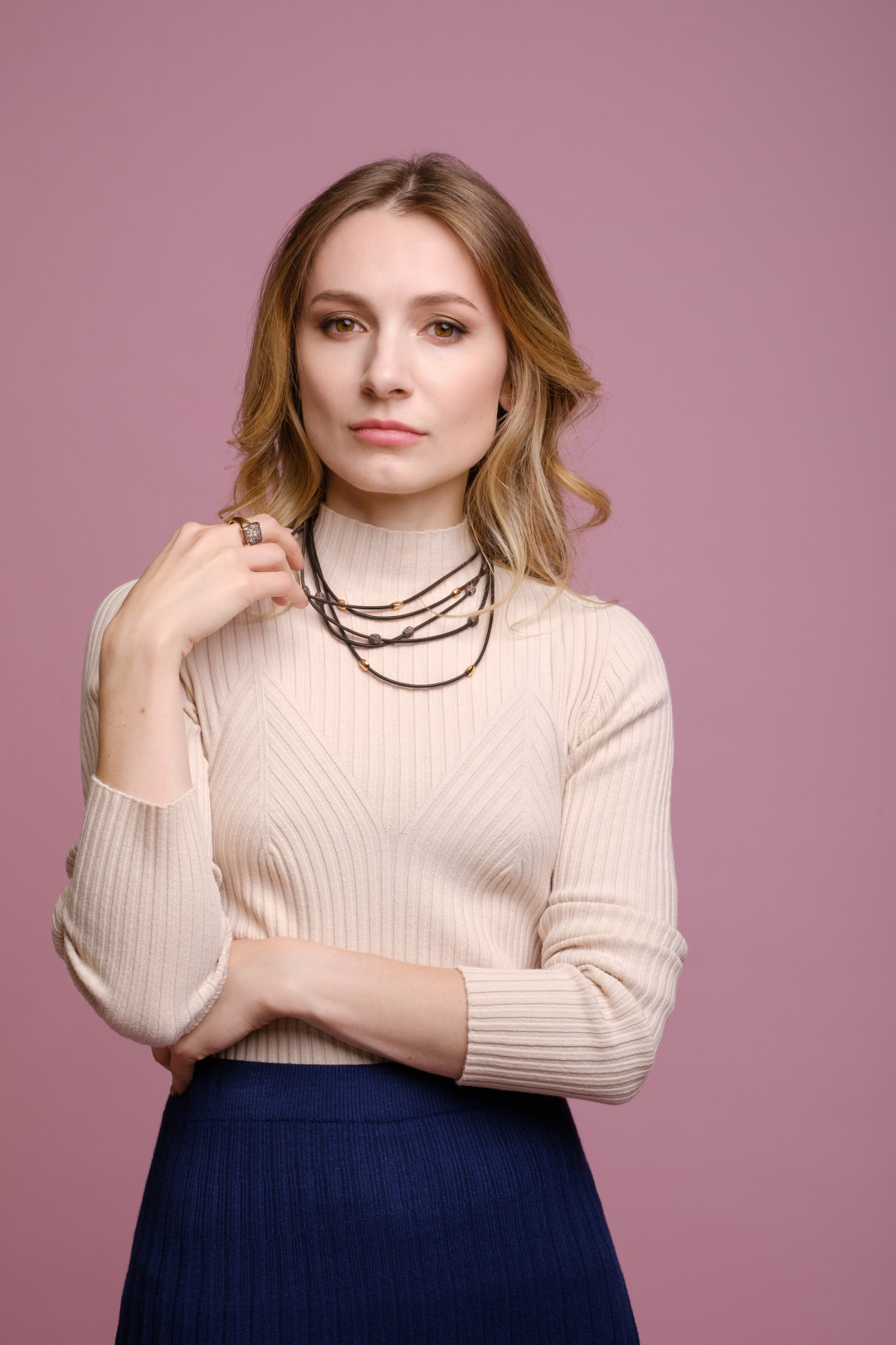 Водолазка и юбка MikaAnika (все — бутик MikaAnika); подвеска и кольцо Pesavento (все — салон элитных аксессуаров «Эталон»)