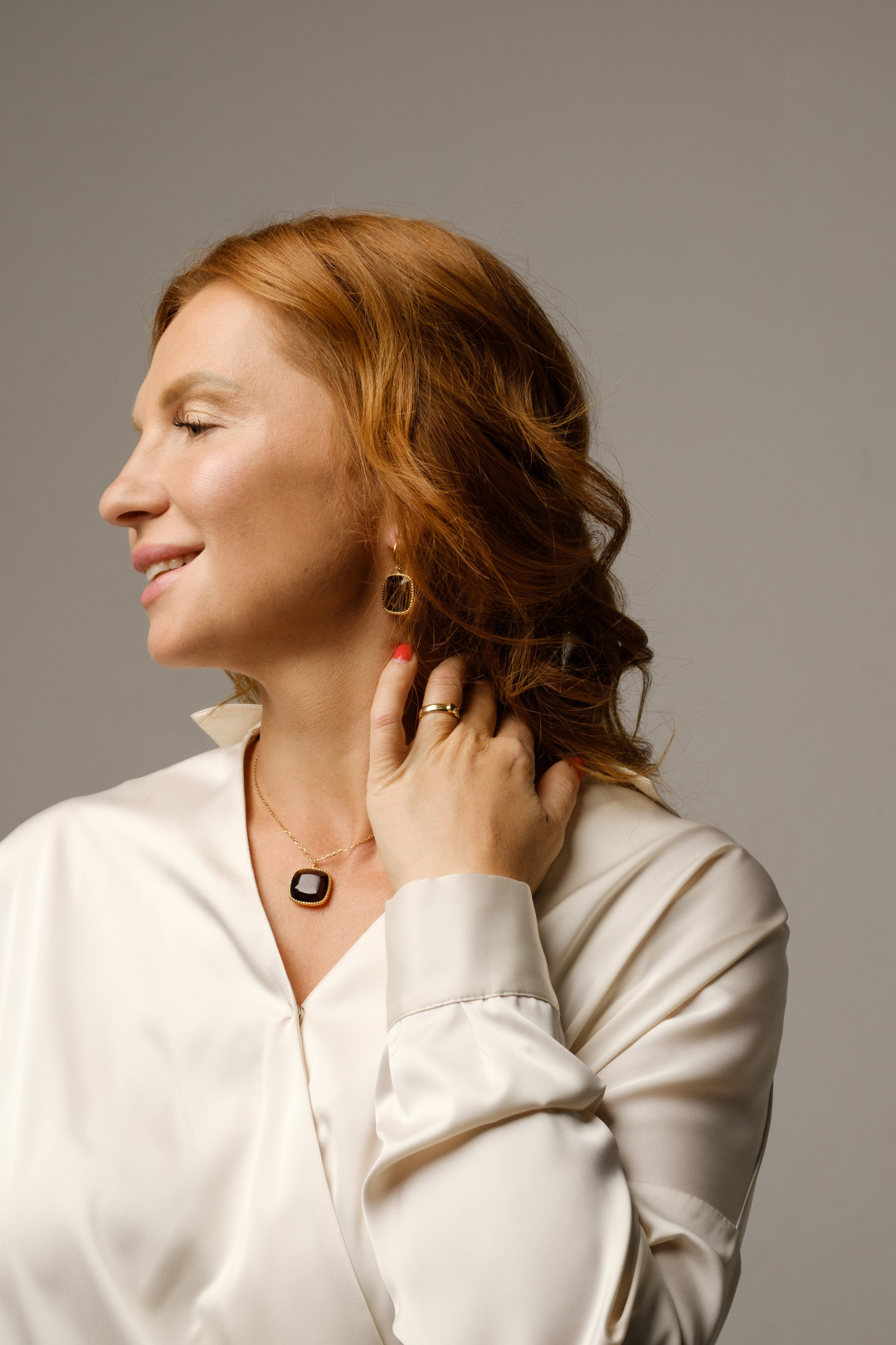 Блуза и брюки MikaAnika (все — бутик MikaAnika); серьги и подвеска Roberto Coin (все — салон элитных аксессуаров «Эталон»)