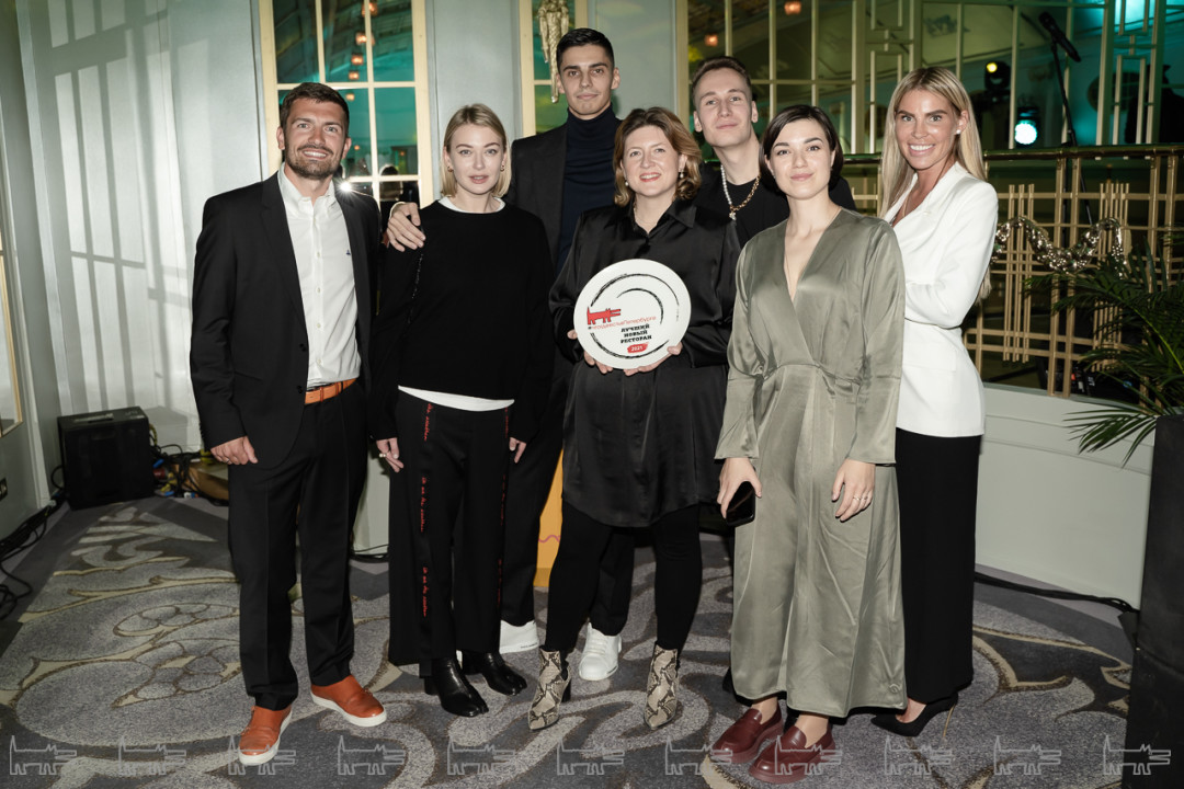 Марк Лапин, Алена Мельникова, Александра Флейшман. Антон Иванов, Настя Хальчицкая, Зарина Дзбоева, Роман Меркушин