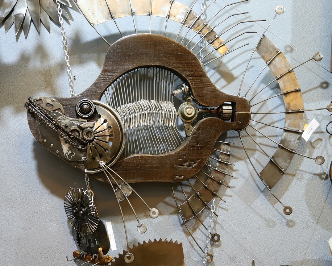 Безудержная фантазия, высокие температуры и железяки — из этих трех компонентов художник Александр Лукашов создает свои скульптуры в стиле «дизель